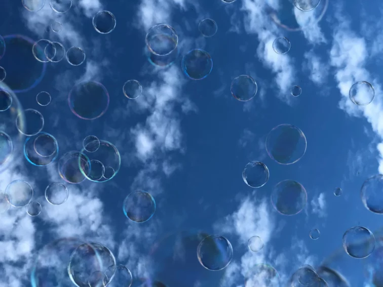 Niebo z bańkami jako metafora psychologii wygrywania w konkursach.